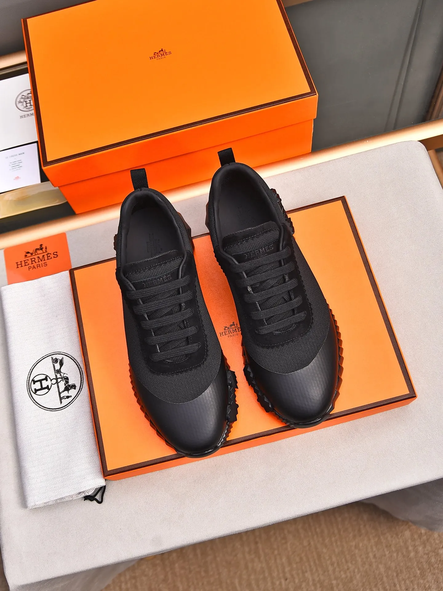PP580【Hermes】fe new arrival~New Bouncing sneakers are the most comfortable shoes from Hermès. They are extremely light on the feet and look great. You won’t feel tired even when you go shopping and running around. They are very light and comfortable. They are extremely light, suitable for both sports and leisure. They feel great when you step on them! It’s up to you to choose, there’s always what you want~ ✔️Fabric: Imported first-layer cowhide + high-elastic fly weave ✔️Inner lining: Imported water-dyed cow lining ✔️Outsole: Seamless combination of IP+TPU (multi-color letters) German technology irradiation machine ✔️Code number: Male 38-44 (45 customized)